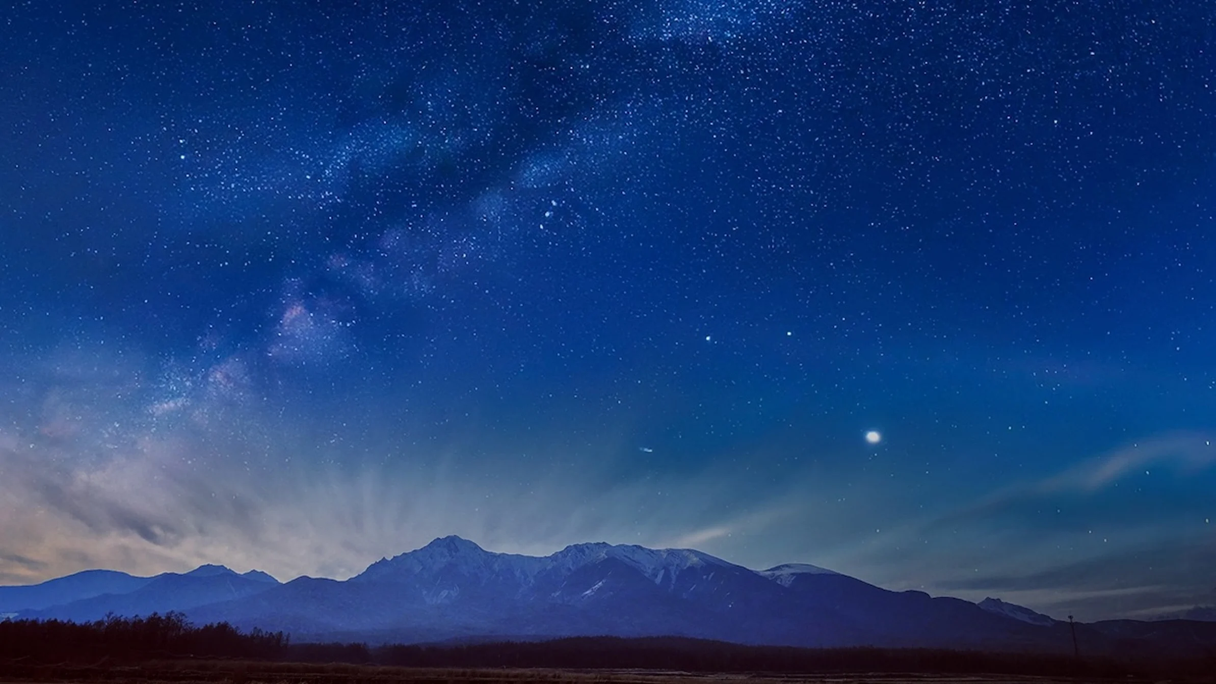 満天の星が輝く夜空と八ヶ岳のシルエット