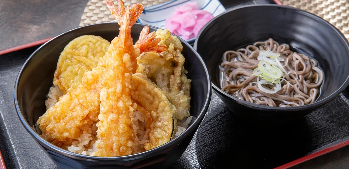 天丼とそばのセットが並ぶ食事処いずみの料理