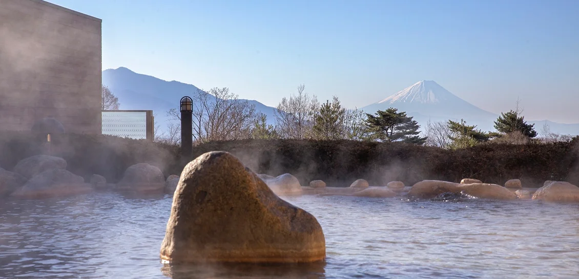 富士山と自然を望む開放的な露天風呂の様子