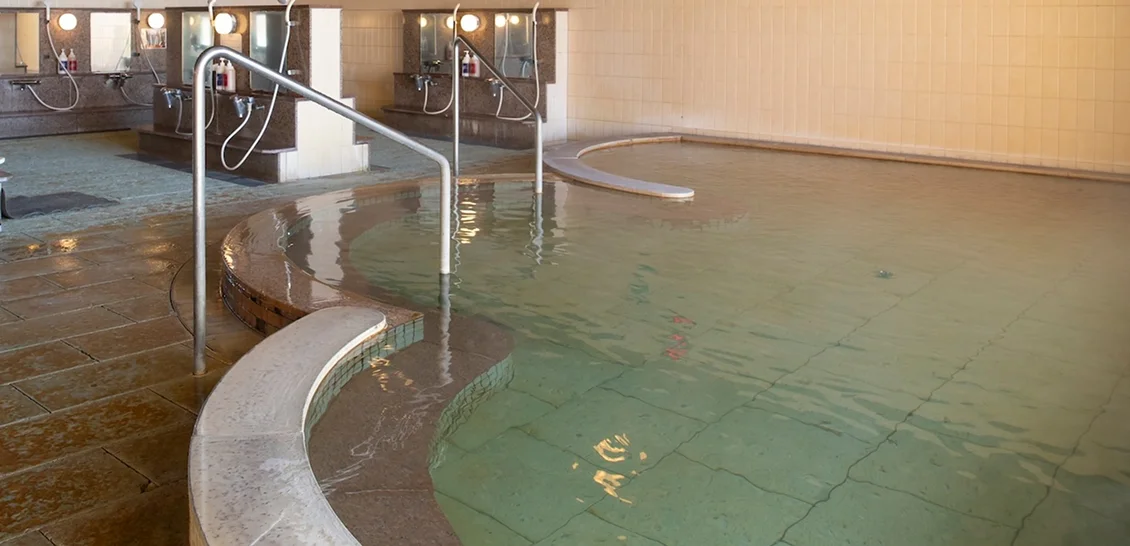 石造りの広々とした内湯と浴槽