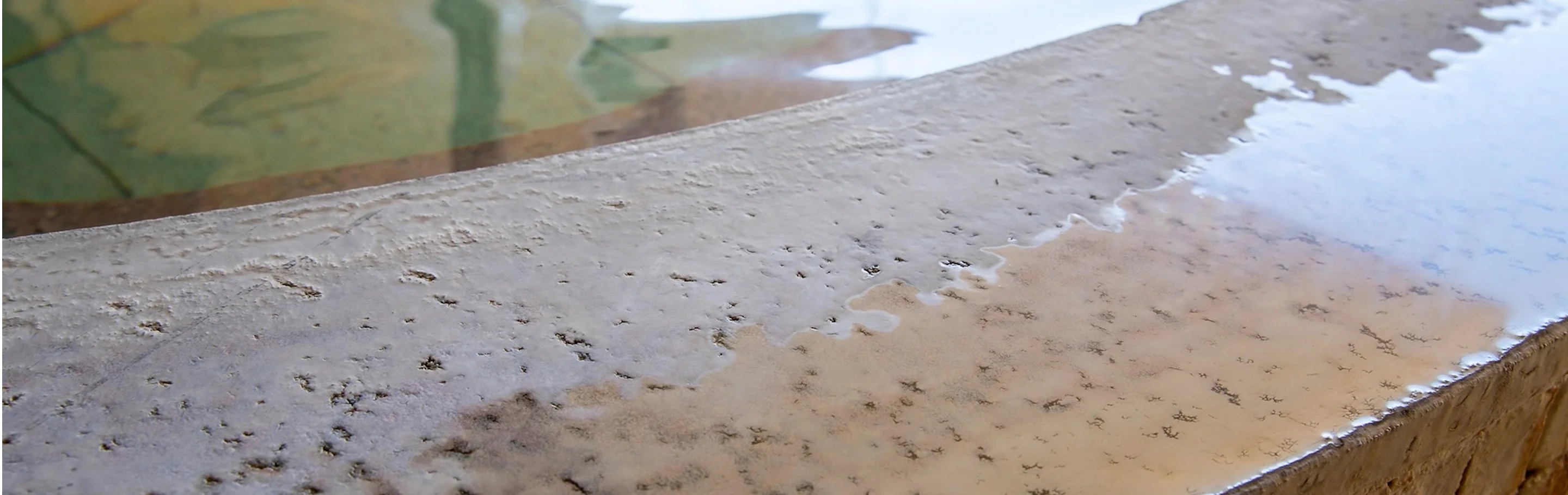 湯船の縁に析出物が付着し、温泉成分による独特の質感が見えるアップ