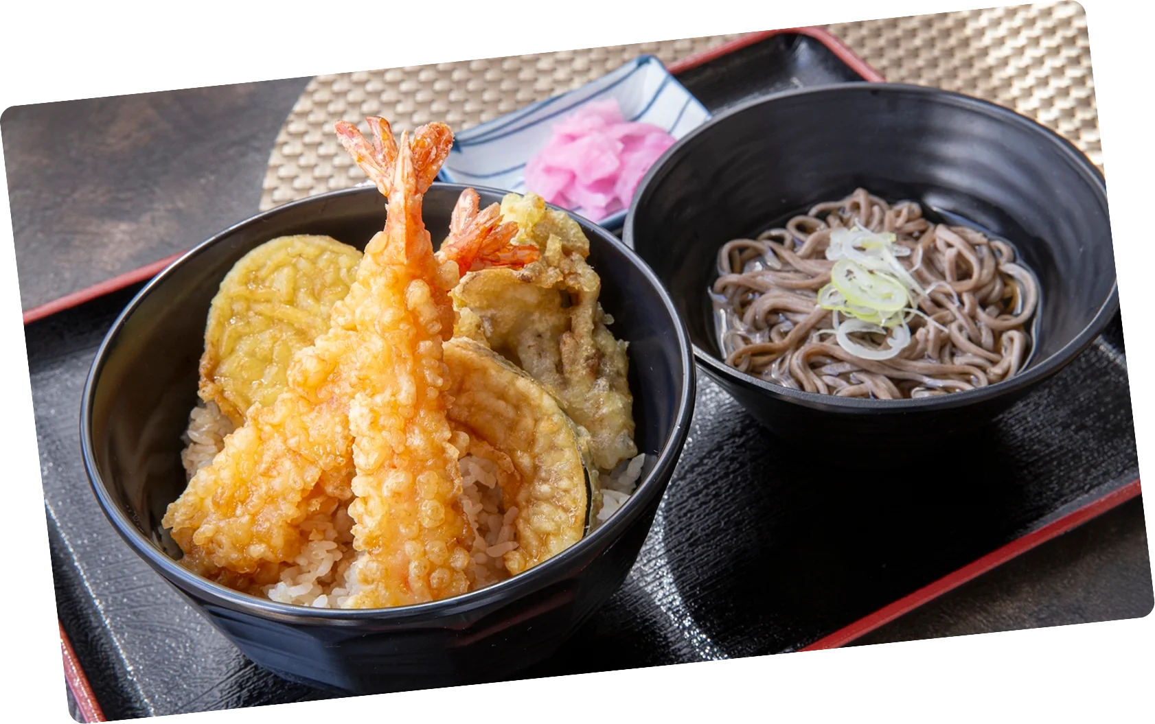 えび天と野菜の天ぷらが盛られた丼（天丼）とそばのセット