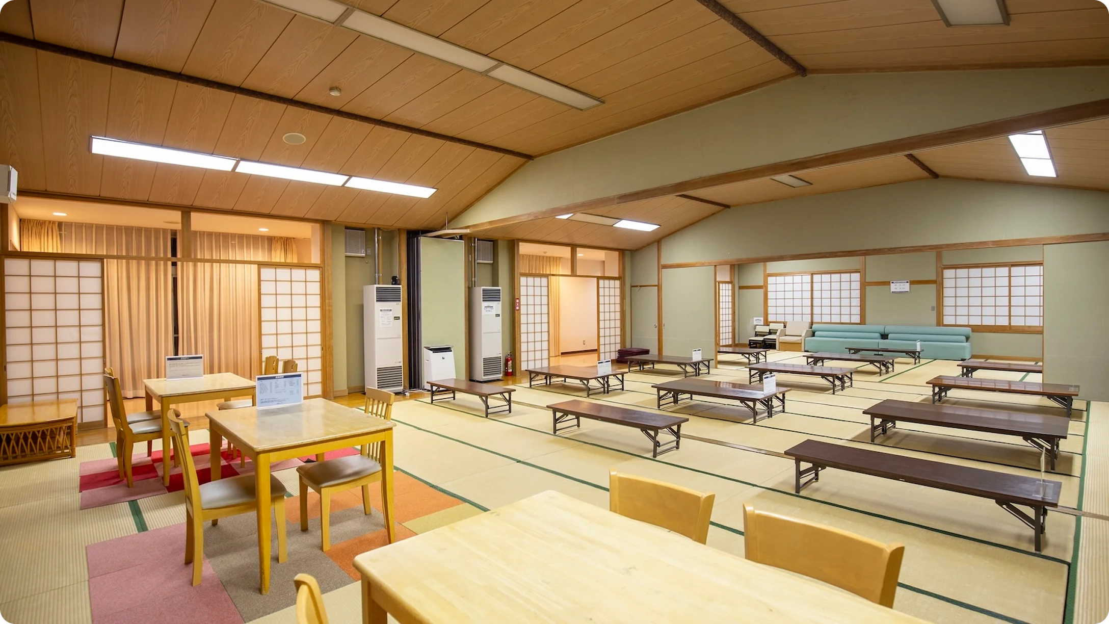 座卓やテーブルが並ぶ広々とした畳敷きの大広間（食事処いずみ店内）