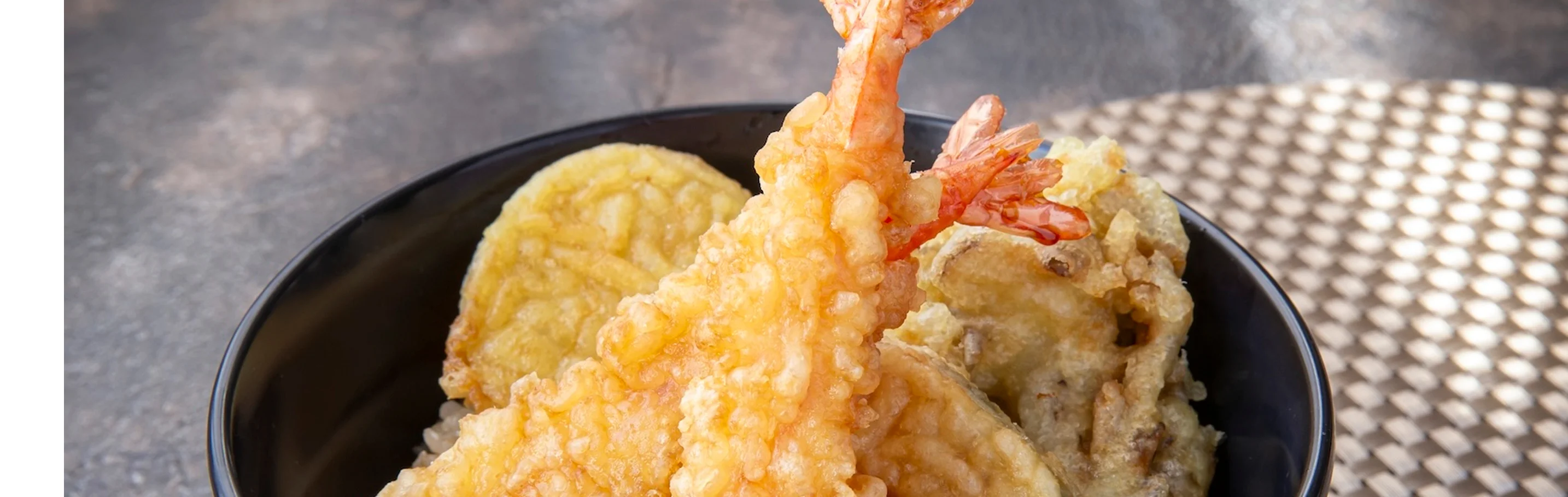 海老と野菜の天ぷらが盛られた丼（天丼）のアップ — 食事処いずみ