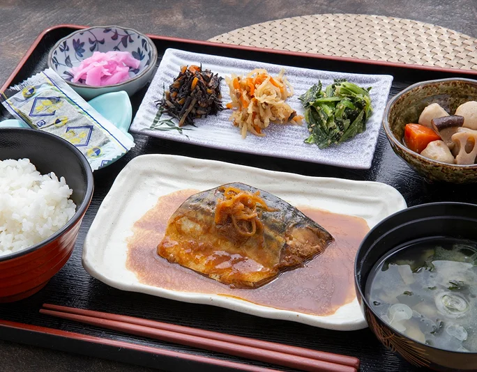 焼き魚やお惣菜が並ぶ八ヶ岳いずみ荘の朝食