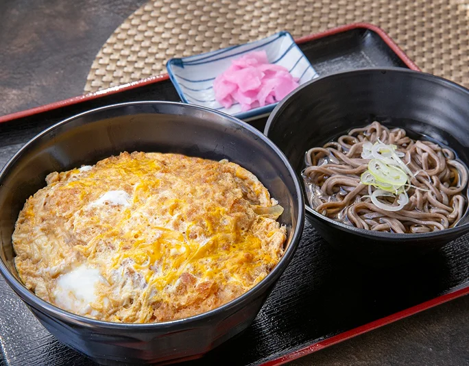 カツ丼やそばなど夕食メニューが選べる八ヶ岳いずみ荘の夕食
