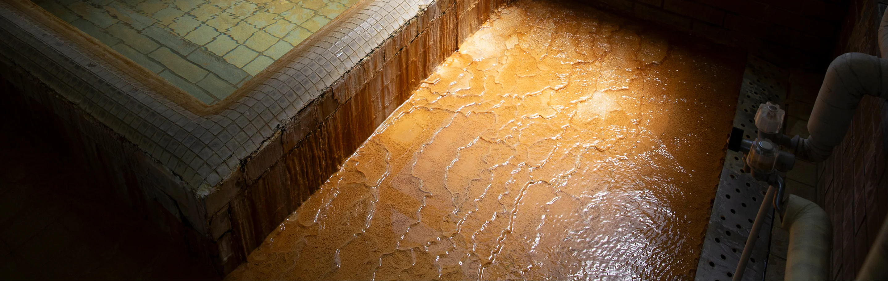 源泉掛け流しの内湯（八ヶ岳いずみ荘）