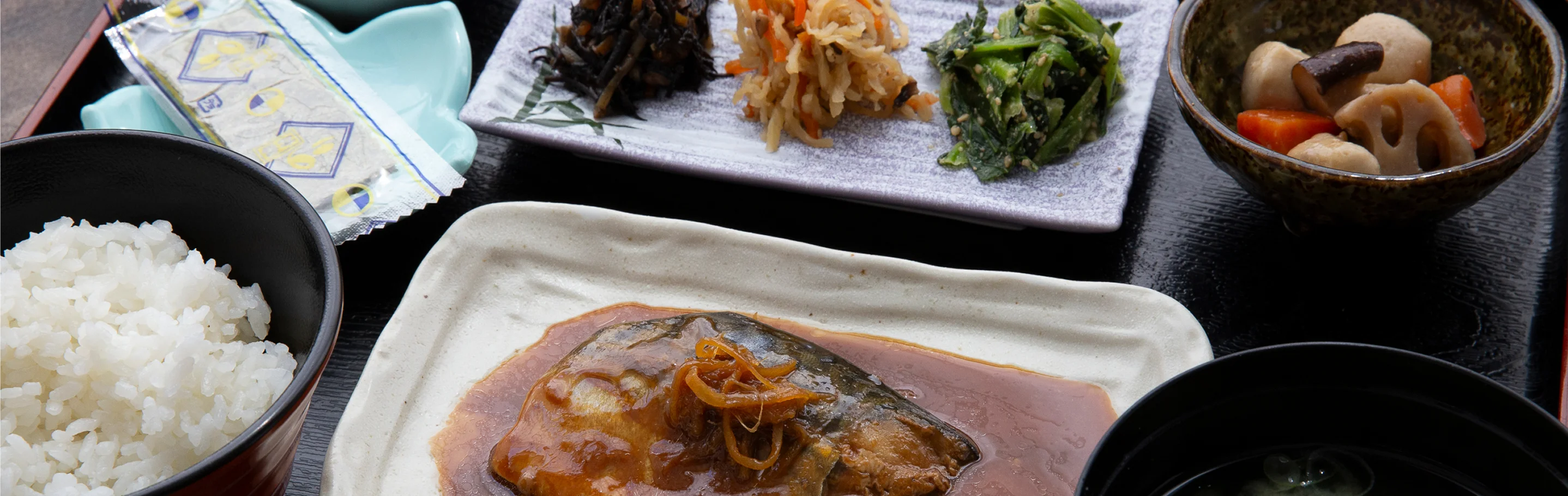 朝食や夕食の和定食（八ヶ岳いずみ荘）