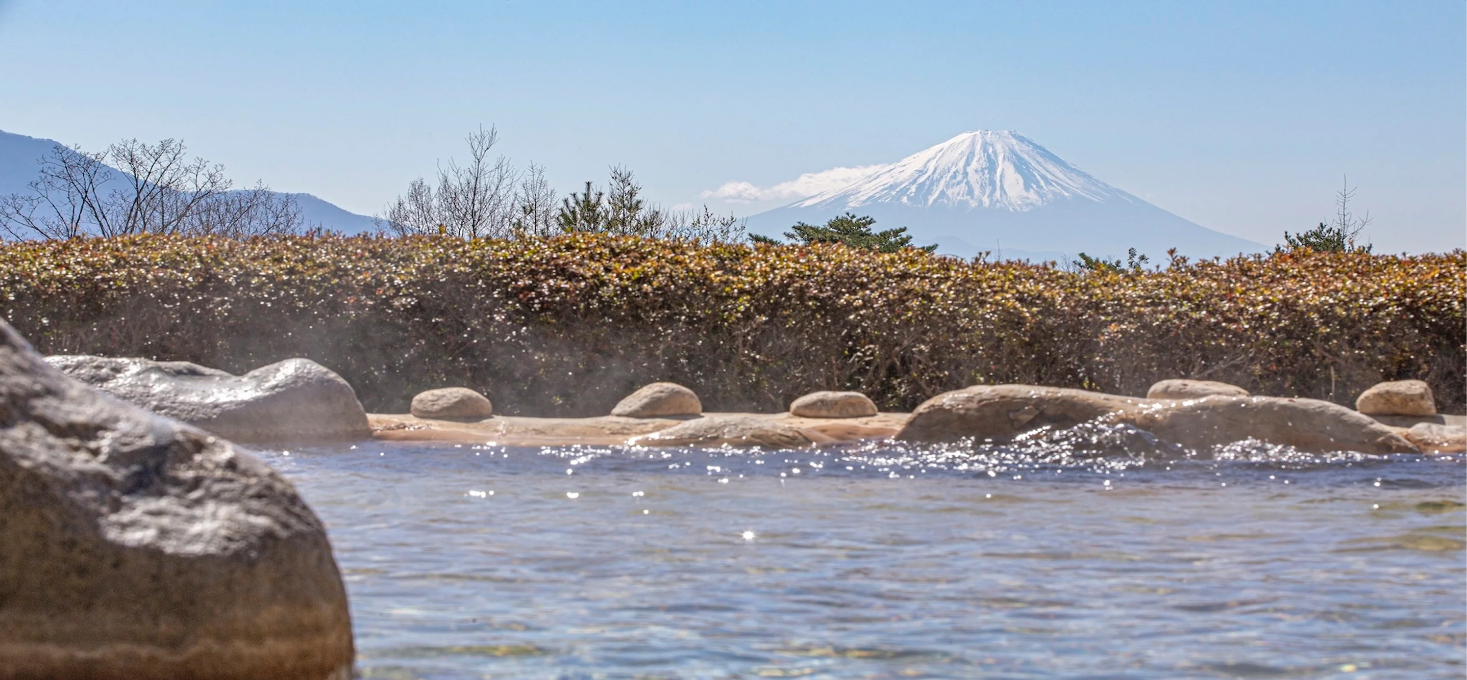 絶景露天風呂と富士山が見える山梨県パノラマの湯の展望温泉の風景