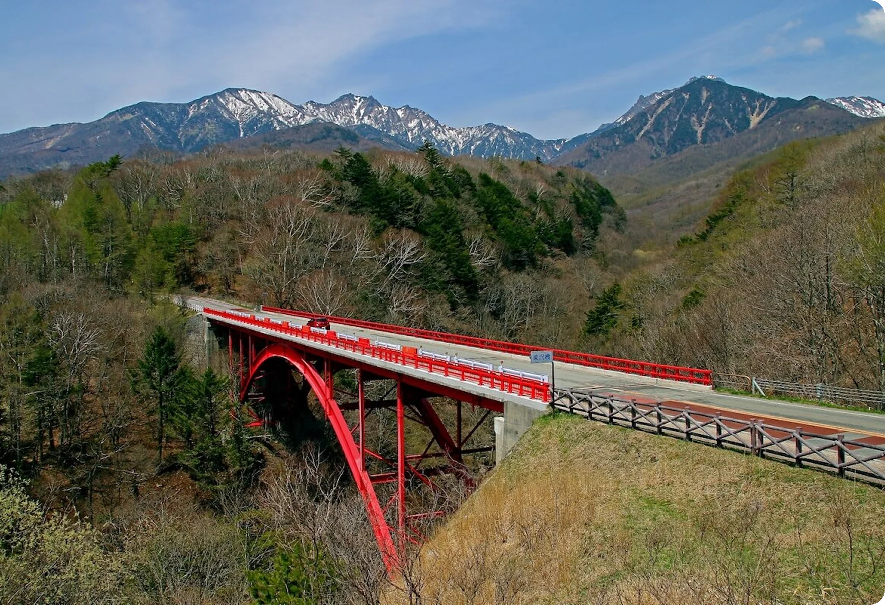 八ヶ岳南麓の風景と赤い橋
